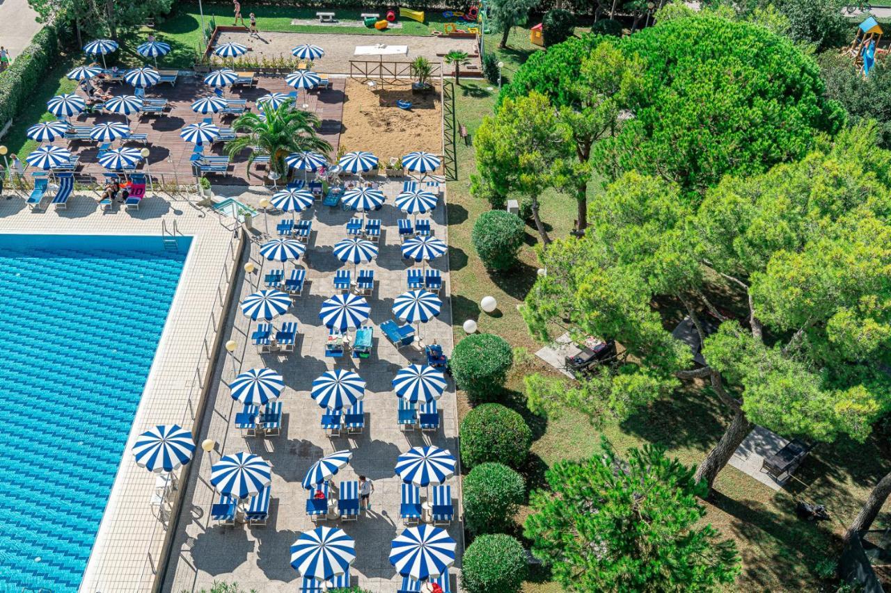 Hotel Palace Бибионе Экстерьер фото