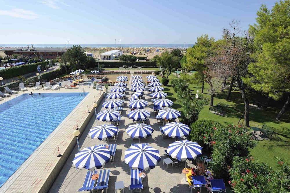 Hotel Palace Бибионе Экстерьер фото