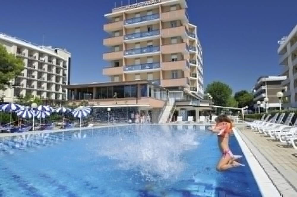 Hotel Palace Бибионе Экстерьер фото