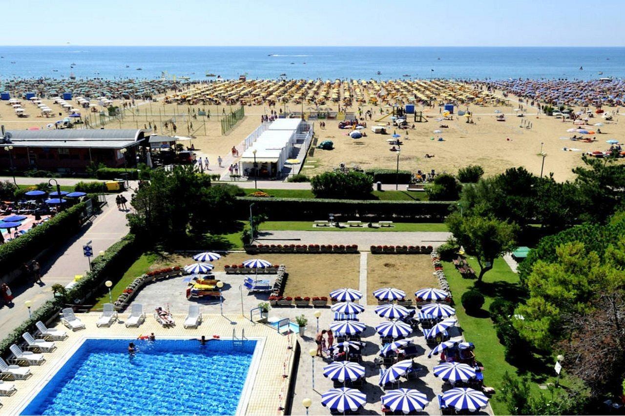 Hotel Palace Бибионе Экстерьер фото