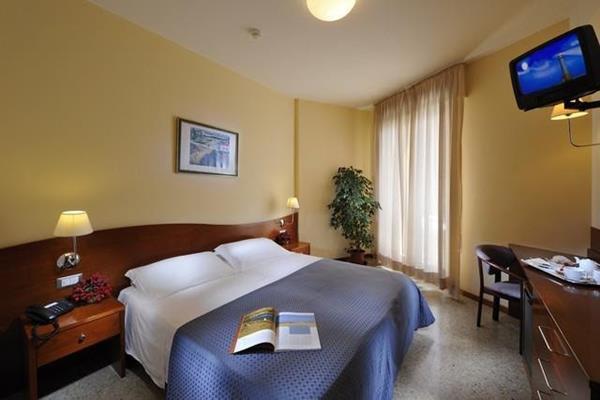 Hotel Palace Бибионе Экстерьер фото