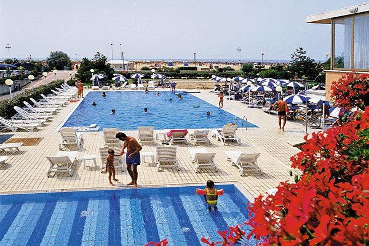Hotel Palace Бибионе Экстерьер фото