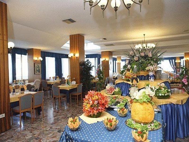 Hotel Palace Бибионе Экстерьер фото