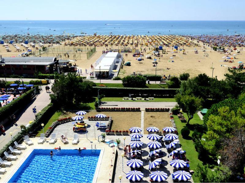 Hotel Palace Бибионе Экстерьер фото